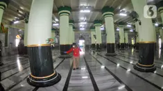 Petugas menyemprotkan cairan disinfektan di Masjid Kauman Semarang,  Jawa Tengah, Senin (16/3/2020). Penyemprotan dilakukan untuk mencegah penyebaran virus corona COVID-19. (Liputan6.com/Gholib)
