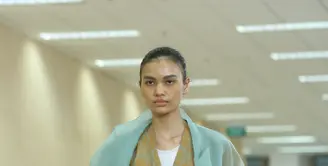 Mengambil inspirasi dari interaksi menawan antara kesederhanaan kehidupan pesisir yang tenang dan energi dunia global yang dinamis menjadi tema yang diangkat oleh Sapto Djojokartiko. [Foto: Fimela.com/ Adrian Putra]