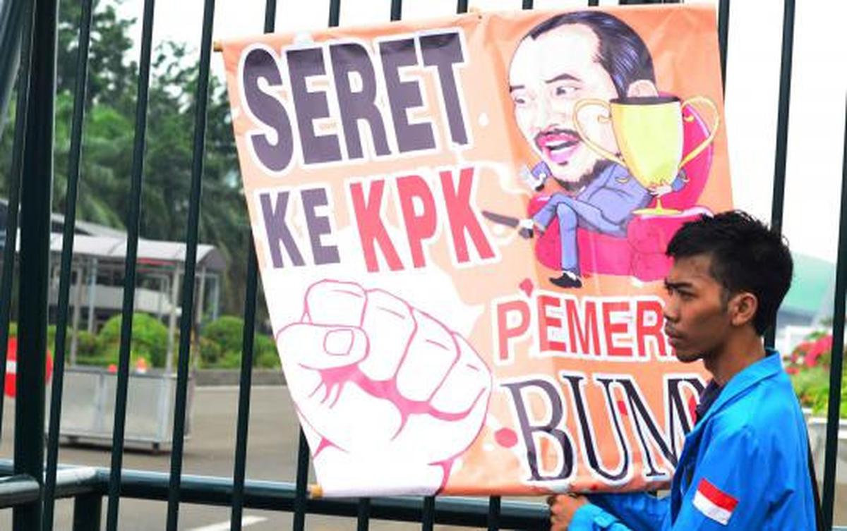 Puluhan massa gelar aksi Save BUMN di DPR
