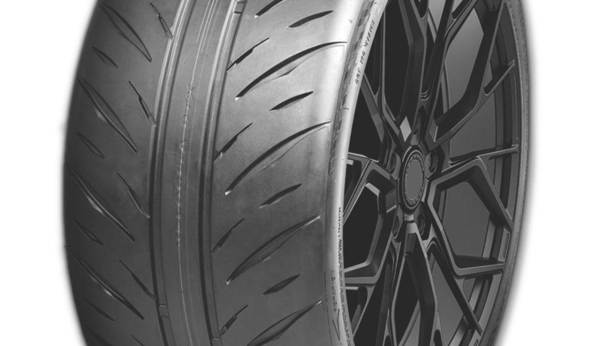 Ban dengan desain ulir directional yang sporty adalah fitur yang dimiliki oleh Delium Velocita DTX. Ban ini sangat ideal untuk penggunaan performa tinggi karena mampu memberikan traksi maksimal dan kestabilan yang baik