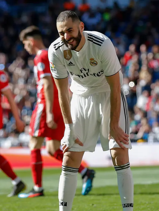 Pemain Real Madrid Karim Benzema saat gagal mencetak gol ke gawang Girona dalam lanjutan La Liga di Stadion Santiago Bernabeu, Madrid, Minggu (17/2). Pelatih Real Madrid Santiago Solari menyebut timnya kalah karena kelelahan. (AP Photo/Andrea Comas)