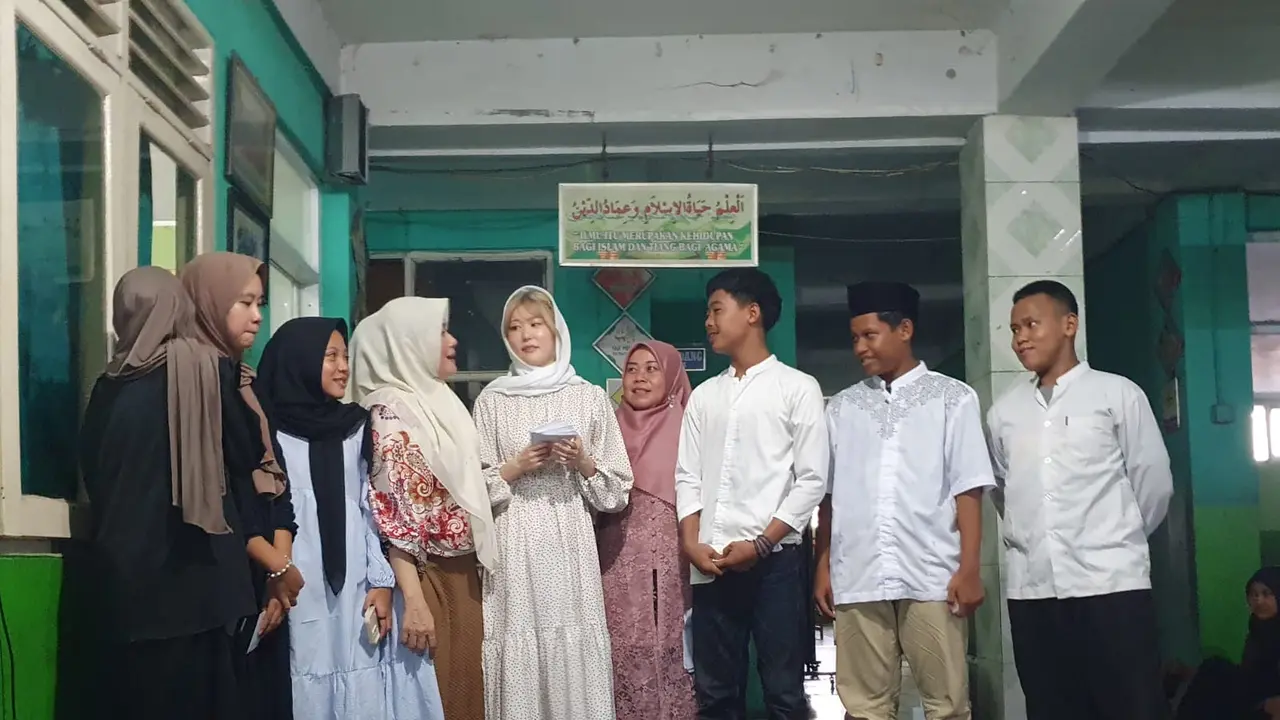 Tiktokers asal Jepang, Asahina Mana Beri Santunan Korban Kecelakaan Bus Pariwisata SMK Lingga Kencana Depok