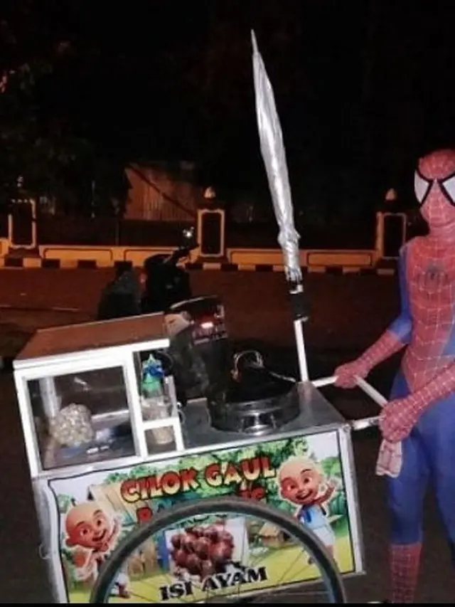 7 Potret Absurd Orang Pakai Kostum Spider-Man Ini Bikin Orang Heran