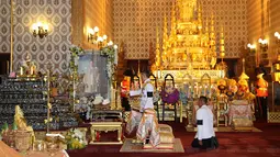 Putra Mahkota Thailand, Maha Vajiralongkorn berdoa dan memberikan penghormatan terakhir kepada almarhum ayahnya, Raja Bhumibol Adulyadej di Grand Palace di Bangkok, Thailand, Sabtu (15/10). Upacara ini digelar sebelum upacara kremasi jenazah. (REUTERS)
