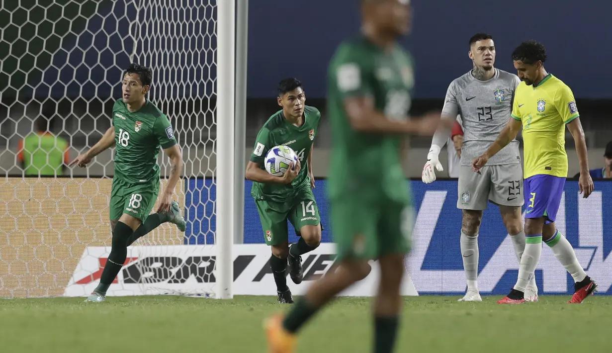 Selebrasi striker Timnas Bolivia, Victor Abrego (tengah) setelah menjebol gawang Brasil pada laga Kualifikasi Piala Dunia 2026 zona Conmebol di Mangueirao Stadium, Belem, Brasil, Sabtu (9/9/2023) pagi WIB. (AP Photo/Bruna Prado)