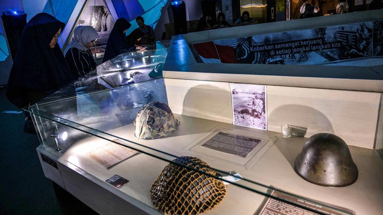 FOTO: Keseruan Pengunjung Menjelajah Malam di Museum 10 November