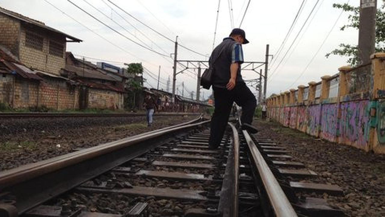 Pekerjaan menantang maut petugas penilik rel kereta