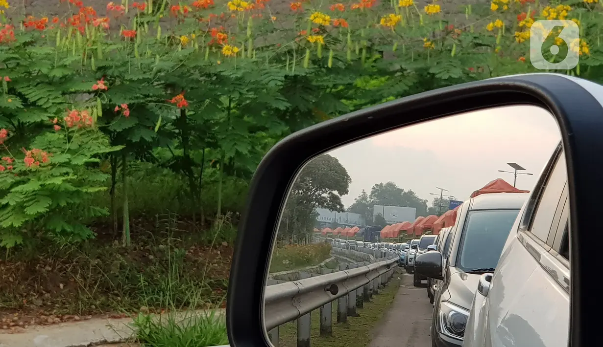 Kemacetan terlihat dari spion mobil di Tol Sedyatmo KM 29 menuju Bandara Internasional Soekarno Hatta, Cengkareng, Selasa (10/11/2020). Kemacetan tersebut karena peningkatan jumlah kendaraan menuju bandara yang diduga ingin menjemput pemimpin FPI, Habib Rizieq Shihab. (Liputan6.com/Herman Zakharia)