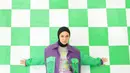 Senang bereskplorasi dengan gaya dan warna? Bisa mencoba inspirasi gaya kemeja dua warna dari Tantri Namirah yang dipasangkan dengan celana dengan pattern nuansa retro (Foto: Instagram Tantri Namirah)