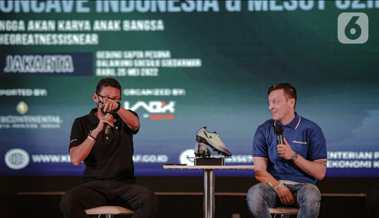 Mantan pesepak bola Timnas Jerman Mesut Ozil bersama Menparekraf Sandiaga Uno saat konferensi pers di kantor Kementerian dan Pariwisata dan Ekonomi Kreatif (Kemenparekraf), Jakarta, Rabu (25/5/2022). Sandiaga Uno menggandeng Mesut Ozil untuk membantu meningkatkan pariwisata di Indonesia untuk pasar Timur Tengah dan Eropa. (Liputan6.com/Faizal Fanani)
