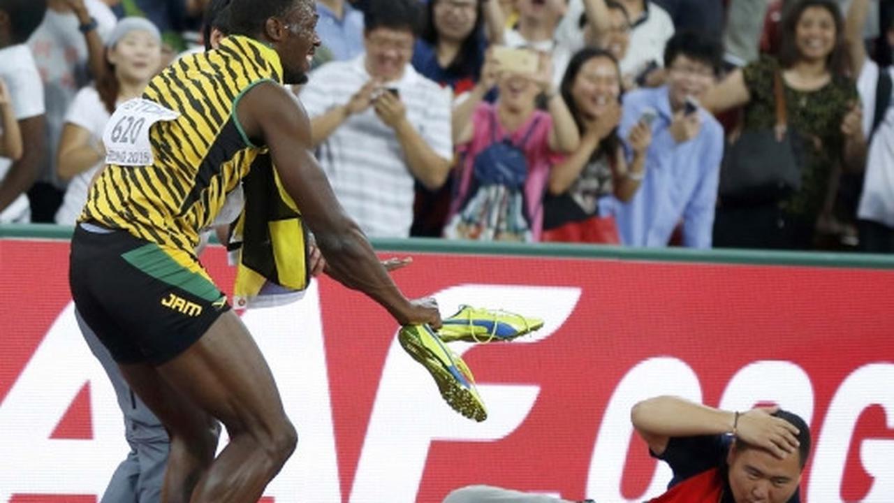 Insiden lucu Usain Bolt tertabrak kameramen usai juara lari 200 M