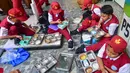 Siswa menyantap makanan Program Makan Bergizi Gratis (MBG) di SDN Meruyung, Depok, jawa Barat, Senin, 13 Juli 2007. (KLY/ Arie Basuki)