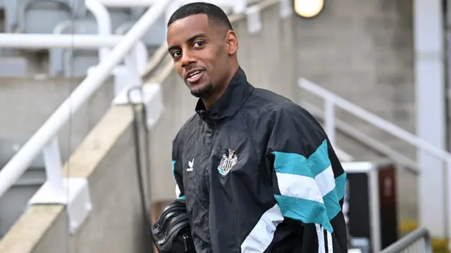 Isak Kembali ke Newcastle di Tengah Ketegangan