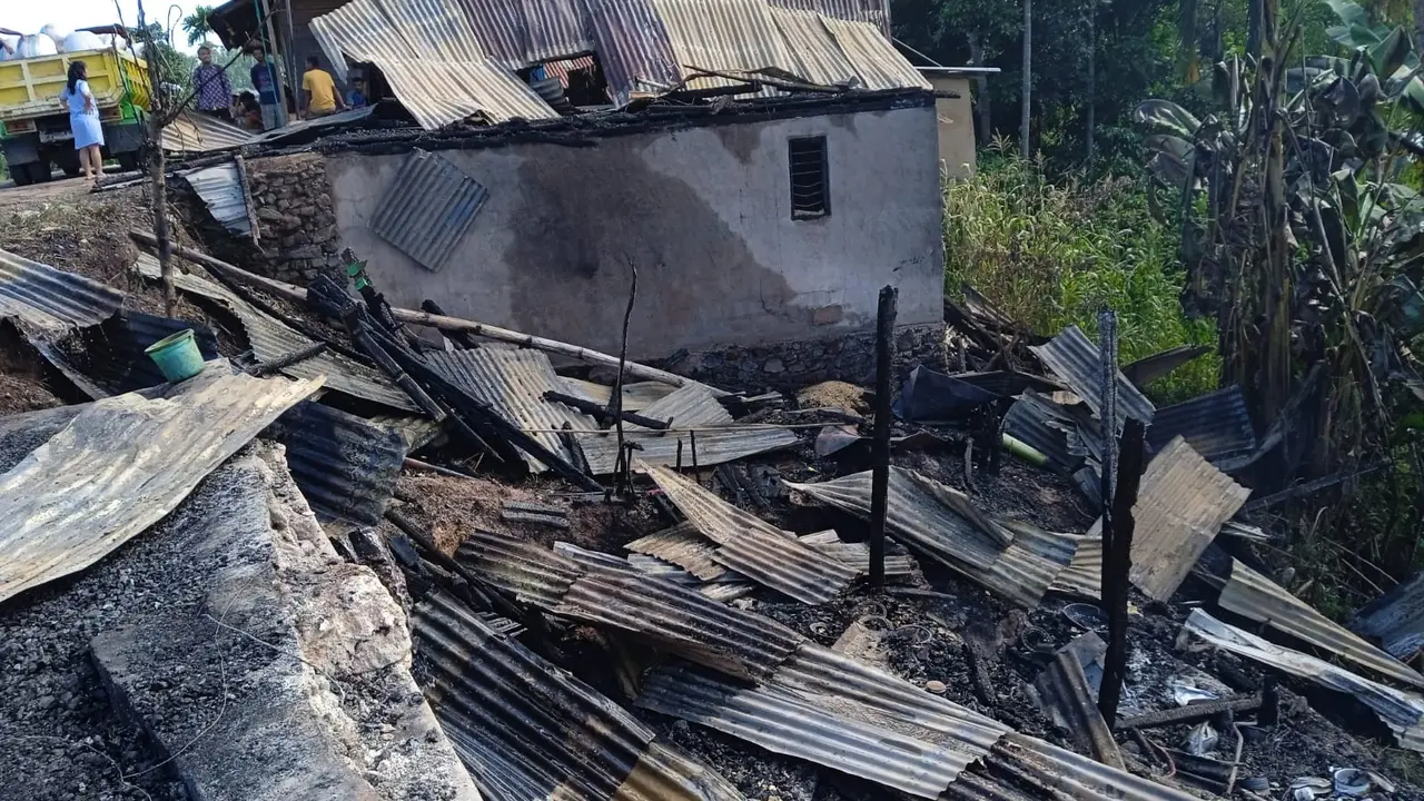 Kebakaran menghanguskan rumah sekaligus kios dan bengkel, di Manggarai Timur. (Foto Istimewah)
