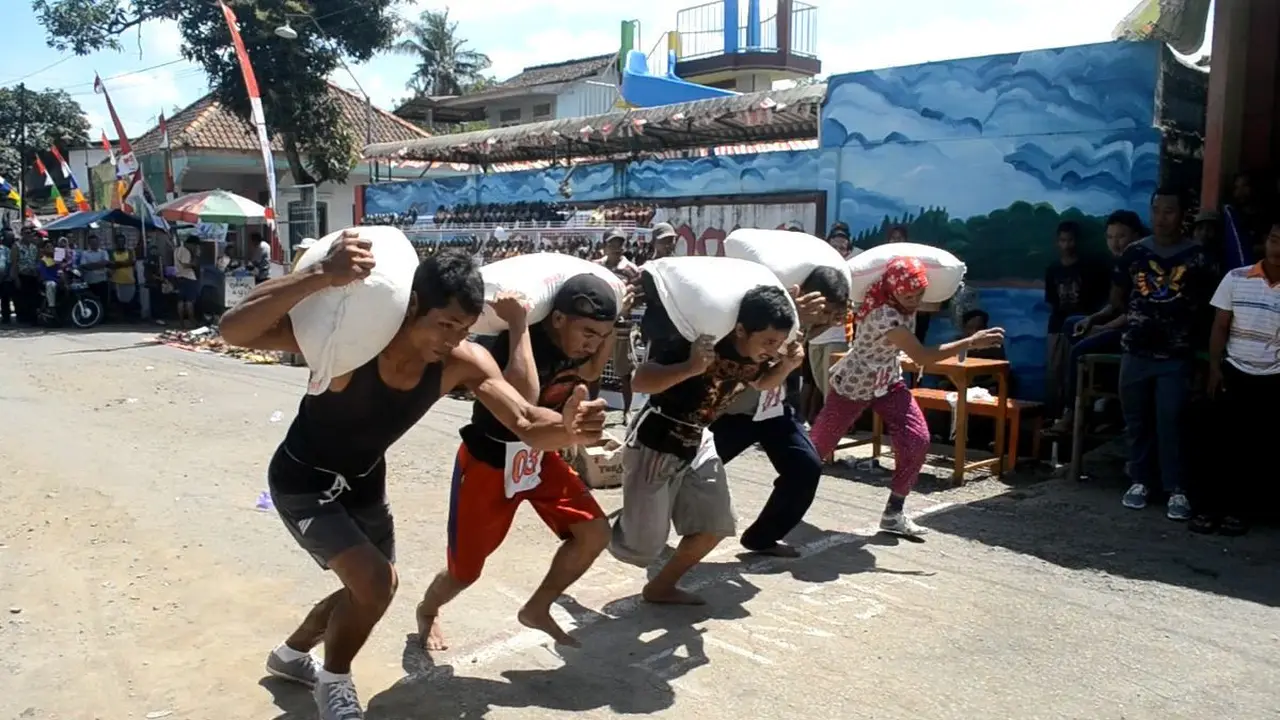 Ninja Hatori Lawan Pak Camat di Lomba Lari Panggul Gabah Cilacap