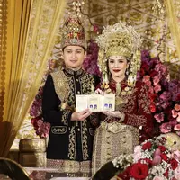 Annisa Pohan, menjadi salah satu tamu undangan yang hadir di momen bahagia Beby Tsabina dan Rizki Natakusumah. [@annisayudhoyono].