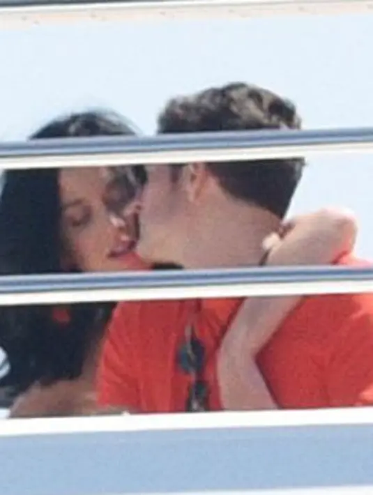 Tak hanya itu, Katy Perry dan Orlando Bloom pamer kemesraan di kapal pesiar Cannes. Mereka tak segan berciuman didepan publik. (ViaDailymail/Bintang.com)