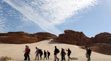 Wisatawan berjalan di daerah Wadi Hudra, Sinai Selatan, Mesir, (20/11). Hal ini dilakukan untuk menghilangkan anggapan masyarakat akan bahayanya menjelajahi padang gurun di Sinai. (REUTERS/Asmaa Waguih)