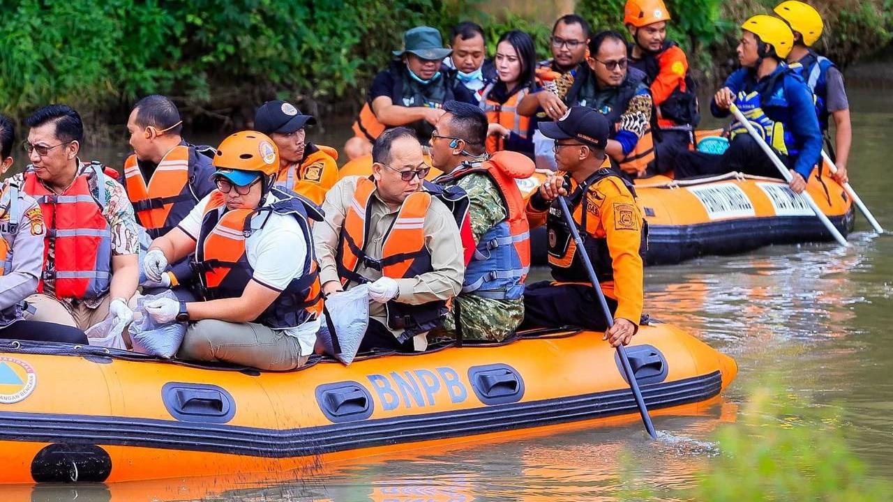 Cegah Pencemaran Sungai Cisadane, Pemkot Tangsel Gunakan Karbon Aktif di Kali Jaletreng