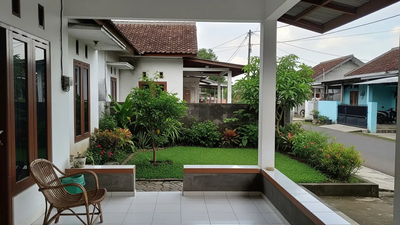 Desain Teras Sederhana dengan Area Hijau untuk Rumah