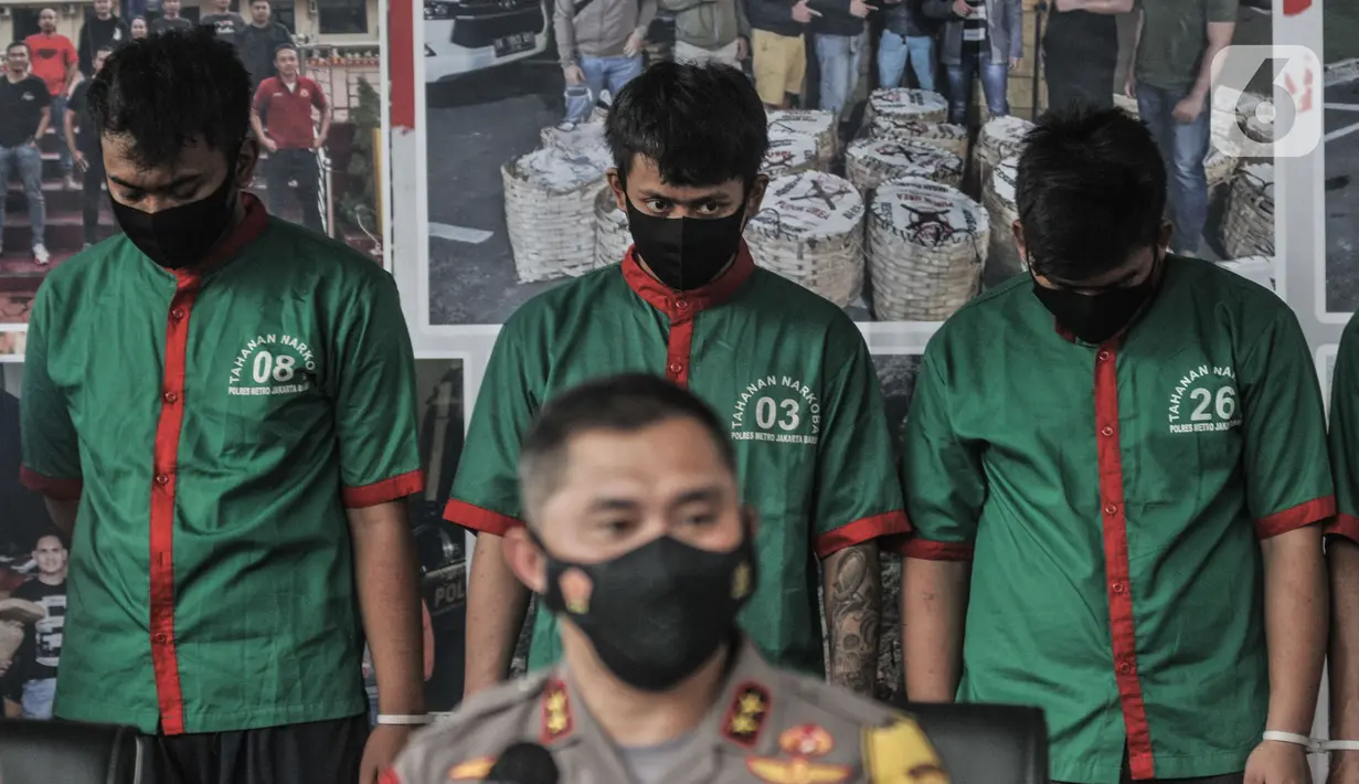 Tersangka dihadirkan dalam rilis pengungkapan ladang ganja di Mapolres Jakarta Barat, Selasa (9/3/2021). Pengungkapan ladang ganja seluas 12 hektare di pegunungan Desa Banjar Lancat, Sumatera Utara merupakan hasil pengembangan dari penangkapan bandar di beberapa kota. (merdeka.com/Iqbal S Nugroho)