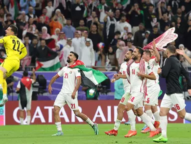 Para pemain Yordania merayakan kemenangan usai mengalahkan Korea Selatan pada semifinal Piala Asia 2023 di Stadion Ahmad Bin Ali di Al-Rayyan, Doha, pada 6 Februari 2024. (Giuseppe CACACE/AFP)
