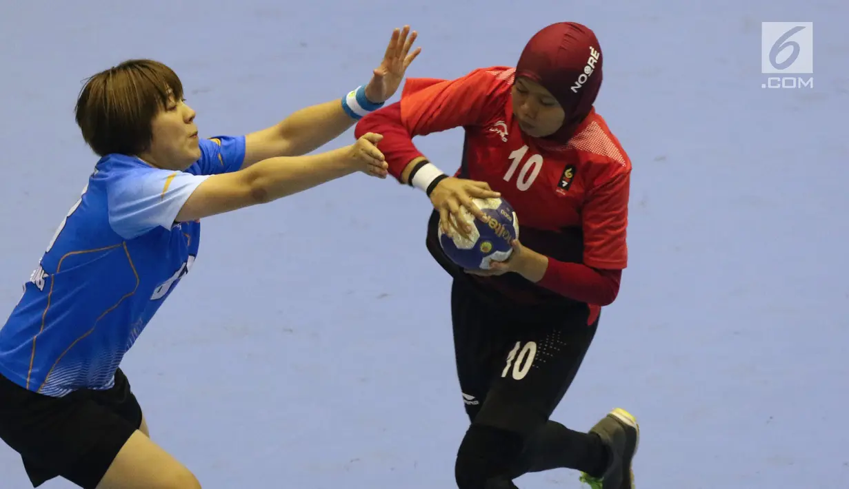 Pemain bola tangan putri Indonesia, Ria Astuti (kanan) berebut bola dengan pemain Hong Kong pada kualifikasi posisi 7-8 Bola Tangan Putri Asian Games 2018 di Jakarta, Rabu (29/8). Indonesia menyerah 16-30. (Liputan6.com/Helmi Fithriansyah)