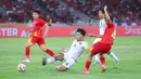 Pemain Timnas Indonesia U-23, Kadek Arel, berusaha mengahalau bola saat melawan Vietnam pada laga final Piala AFF U-23 2025 di Stadion Utama Gelora Bung Karno (SUGBK), Jakarta, Selasa (29/7/2025) malam WIB. (Bola.com/M Iqbal Ichsan)
