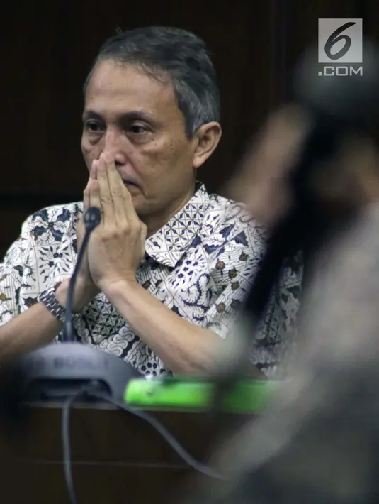 Terdakwa dugaan suap terkait persetujuan proyek pengadaan dua unit boiler berkapasitas 35 ton yang juga Mantan Direktur Produksi dan Teknologi Krakatau Steel, Wisnu Kuncoro saat menjalani sidang lanjutan di Pengadilan Tipikor, Jakarta, Rabu (28/8/2019). (Liputan6.com/Helmi Fithriansyah)