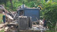 Pesantren di Sukabumi ambruk akibat tanah bergerak