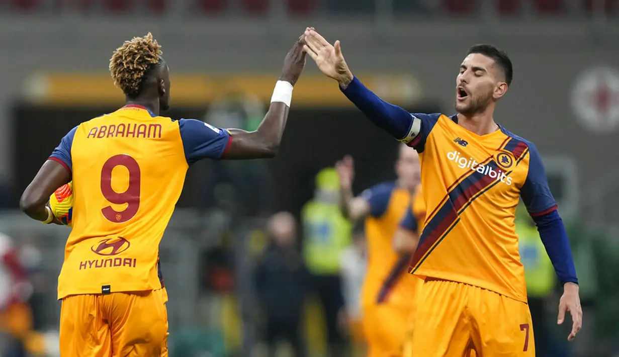 Pemain AS Roma Tammy Abraham (kiri) merayakan dengan Lorenzo Pellegrini usai mencetak gol ke gawang AS Roma pada pertandingan sepak bola Serie A Liga Italia di Stadion San Siro, Milan, Italia, 6 Januari 2022. AC Milan menang 3-1. (AP Photo/Antonio Calanni)