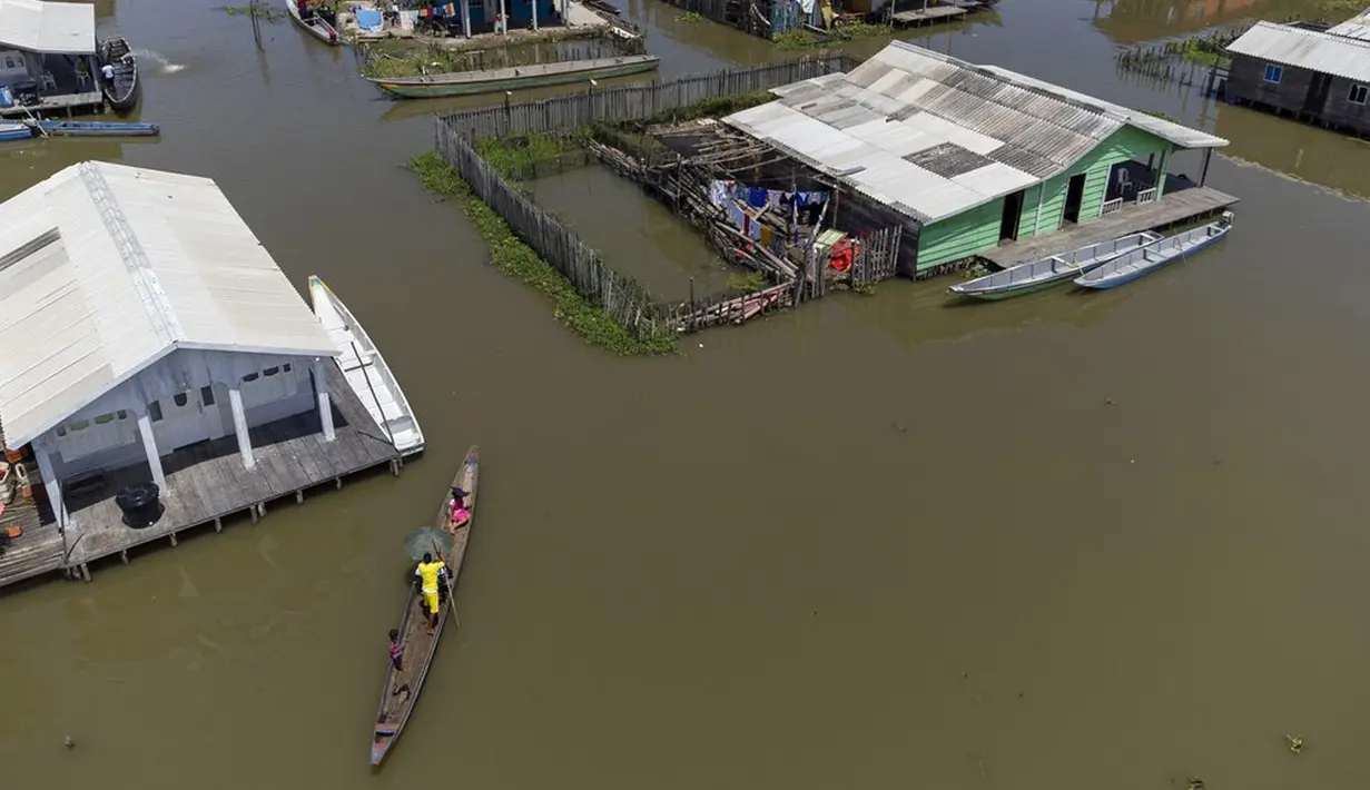Warga menavigasi sampan di Cienaga Grande de Santa Marta, Nueva Venecia, Kolombia, 12 Oktober 2021. Sekitar 400 keluarga tinggal di rumah panggung di Cienaga Grande. (AP Photo/Fernando Vergara)