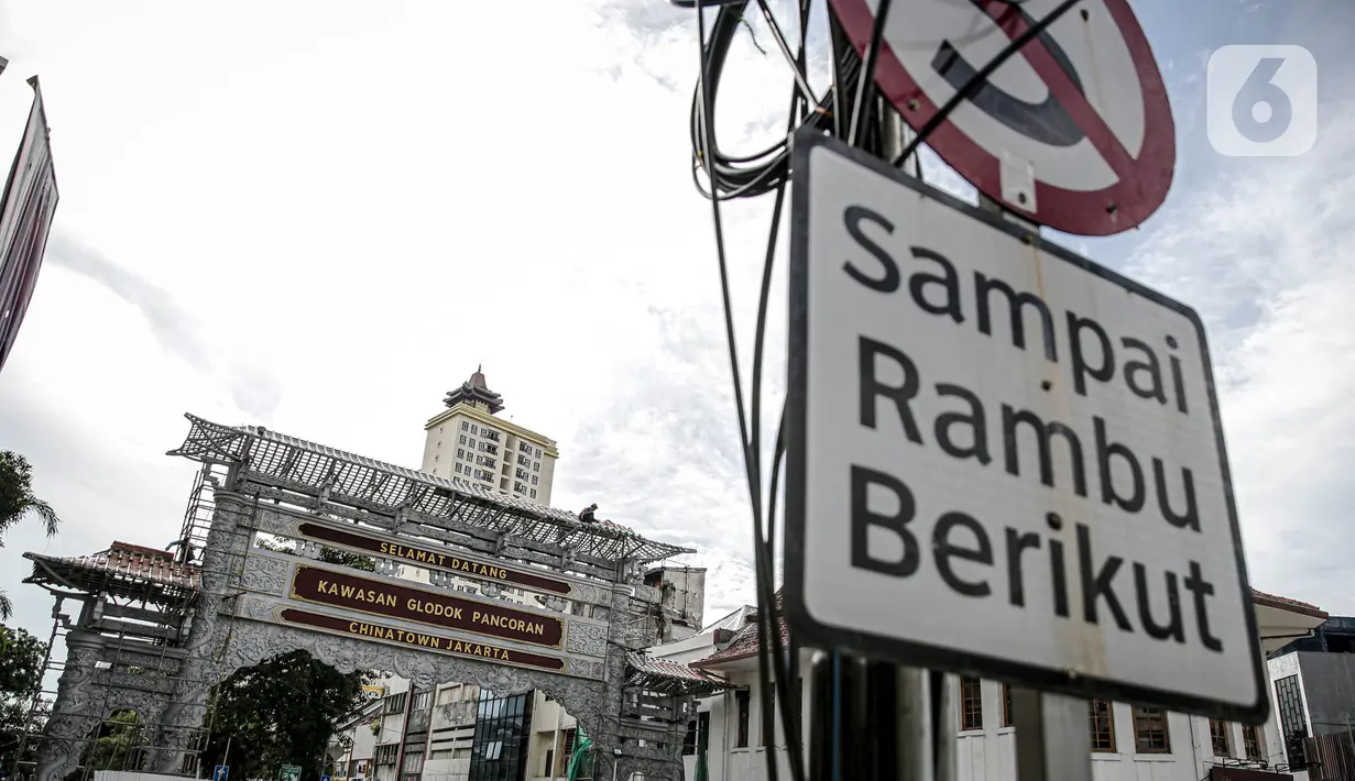Sejumlah pekerja membangun gapura di Jalan Pancoran, Jakarta, Sabtu (11/6/2022). Pembangunan gapura tersebut bertujuan mempercantik kawasan Chinatown (Pecinan) Glodok Pancoran. (Liputan6.com/Faizal Fanani)