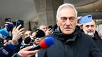 Presiden Federasi Sepak Bola Italia (FIGC), Gabriele Gravina, meninggalkan markas FIGC setelah pertemuan otoritas sepak bola Italia, di Roma pada 2 April 2026. (AFP/Alberto Pizzoli)