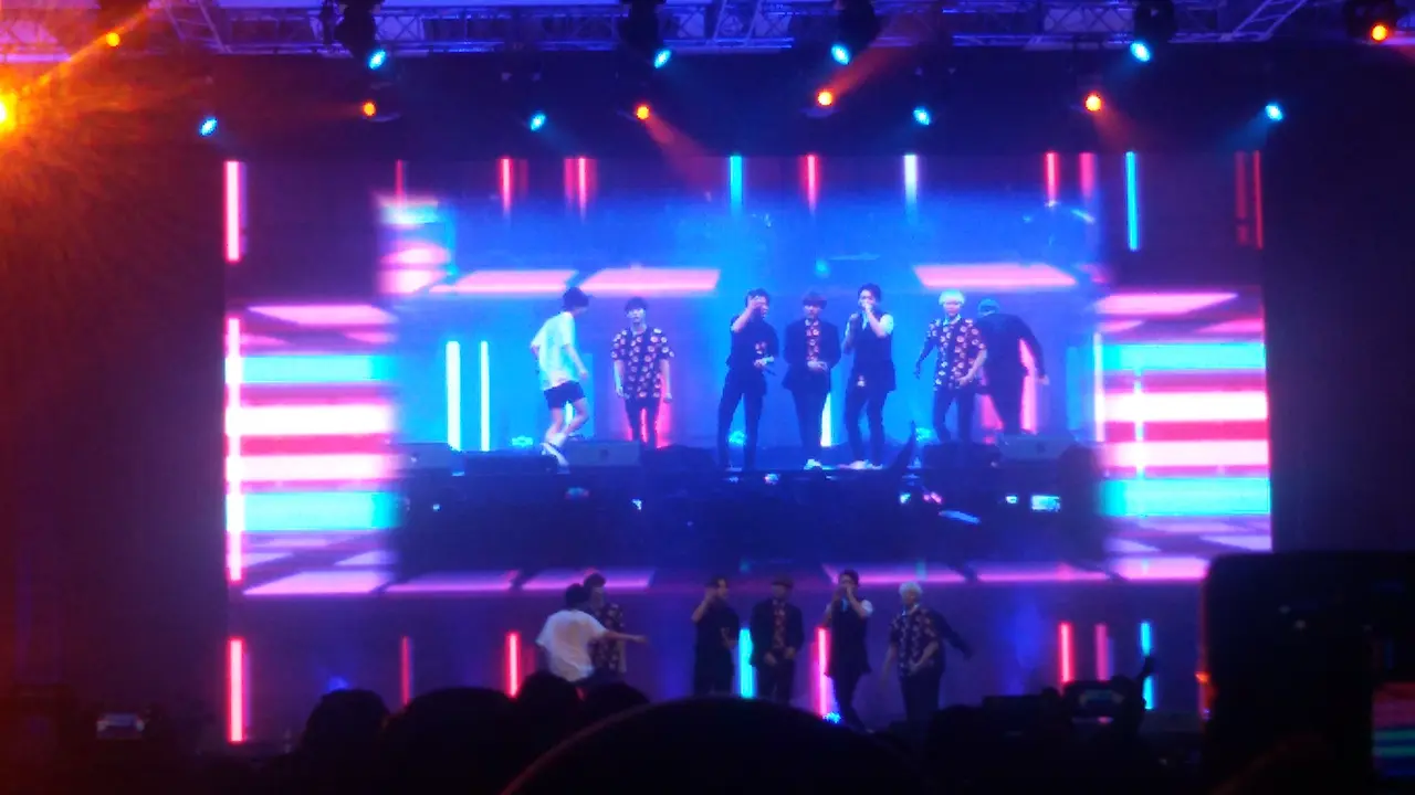 Keseruan Bangtan Boys Ajak Penonton Bernyanyi Bersama