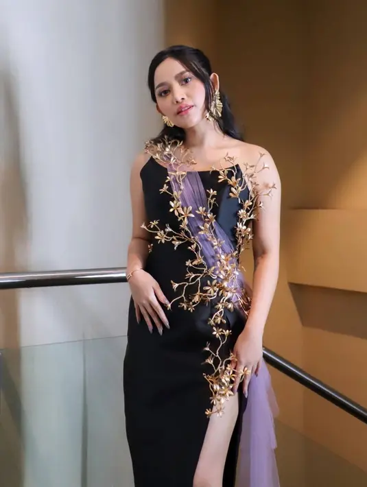 Disebut menawan saat tampil dengan busana yang elegan, sosok Rachel Vennya memang tidak luput dari cibiran netizen saat memakai busana yang cukup terbuka. Namun kali ini dalam penampilannya di gala premier film perdananya tersebut menuai banyak pujian. (Liputan6.com/IG/@rachelvennya)