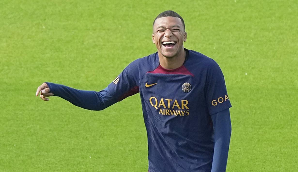 Pemain Paris Saint-Germain (PSG), Kylian Mbappe, tertawa saat sesi latihan di Poissy, Paris, Jumat (18/8/2023). Mbappe mengikuti latihan dan diperkirakan akan tampil melawan Toulouse pada pekan kedua Liga Perancis 2023-2024. (AP Photo/Michel Euler)