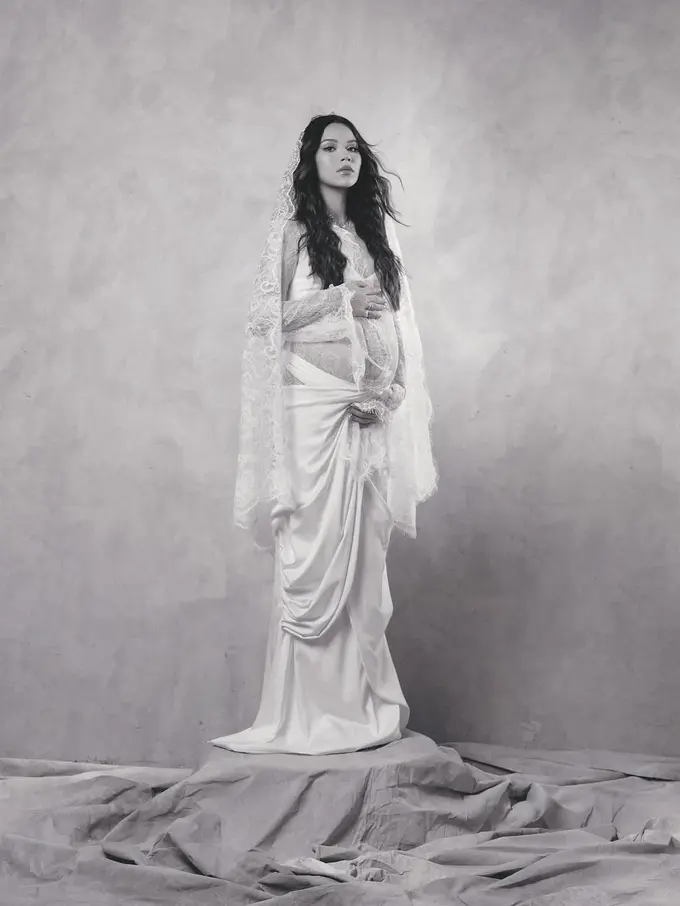 Sebentar Lagi Jadi Ibu,Tampilan Ethereal Alyssa Daguise Dibalut Busana Serba Lace Saat Lakoni Maternity Shoot