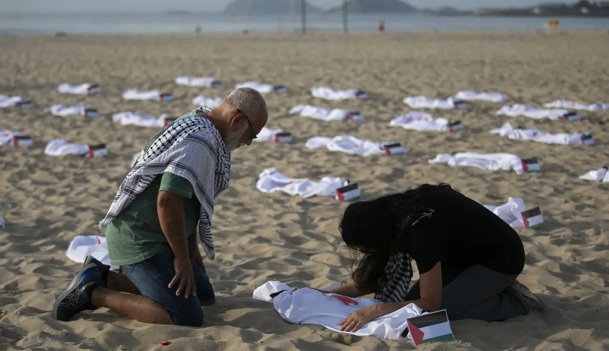 Masing-masing bertuliskan nama korban anak-anak di Gaza serta bendera Palestina. (AP Photo/Bruna Prado)