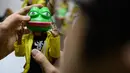 Action figure karakter pemrotes pro-demokrasi Hong Kong mengenakan Pepe the Frog terpajang di sebuah etalase toko di Hong Kong (14/1/2020). (AFP Photo/Philip Fong)