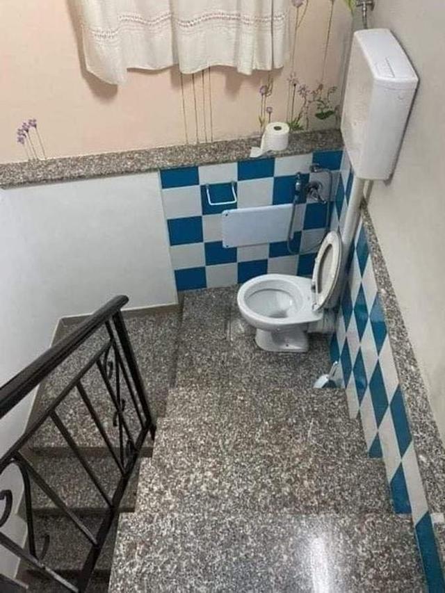 6 Potret Toilet Terletak di Lokasi Tak Biasa, Bikin Mikir Dua Kali
