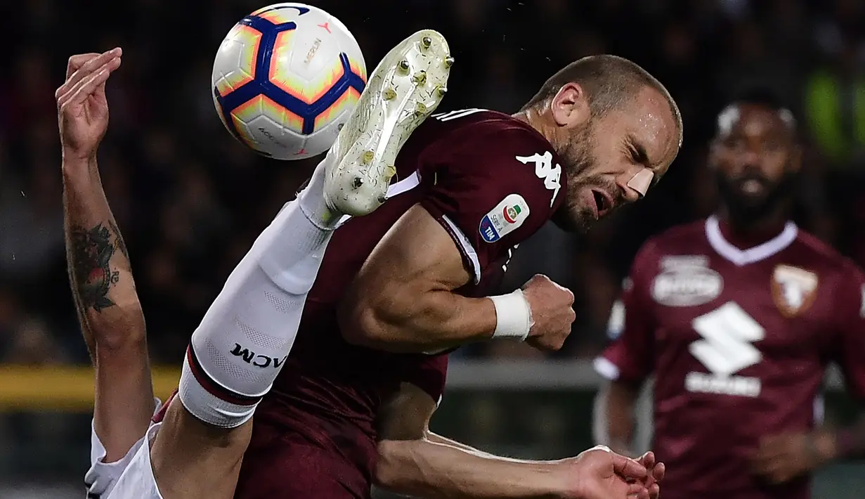Lorenzo De Silvestri yang kini berusia 35 tahun dan tengah menjalani musim keempat bersama Bologna tercatat telah bermain sebanyak 418 laga di Serie A Liga Italia hingga kini. Selain Bologna yang dibelanya sejak 2020/2021, ia juga pernah berseragam Lazio, Fiorentina, Sampdoria dan Torino mulai 2006/2007 hingga 2019/2020. (AFP/Marco Bertorello)