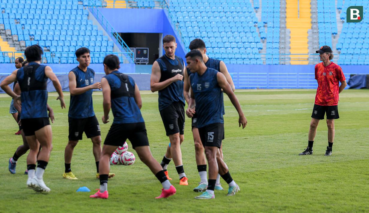 Skuad Borneo FC melakukan latihan saat sesi official training di Stadion Batakan, Balikpapan, Sabtu (18/5/2024) jelang laga leg kedua semifinal Championship Series BRI Liga 1 2023/2024 pada Minggu, 19 Mei 2024. (Bola.com/Bagaskara Lazuardi)