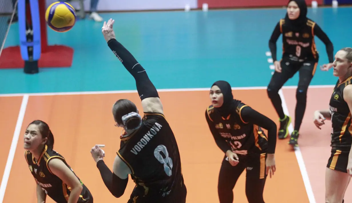 Tim putri Jakarta Popsivo Polwan sukses menjuarai putaran pertama PLN Mobile Proliga 2024 setelah meraih hasil sempurna tak terkalahkan dalam 6 laga. Jakarta Electric PLN menjadi tim keenam yang menjadi korban kesempurnaan Irina Voronkova dkk setelah takluk 1-3 (23-25, 21-25, 25-19 dan 15-25) dalam laga seri keempat putaran pertama di GOR Tri Dharma Petrokimia, Gresik, Jawa Timur, Kamis (16/5/2024). Dengan meraih gelar juara putaran pertama PLN Mobile Proliga 2024, Popsivo Polwan berhak atas hadiah uang pembinaan senilai Rp30 juta. (Dok. PBVSI)