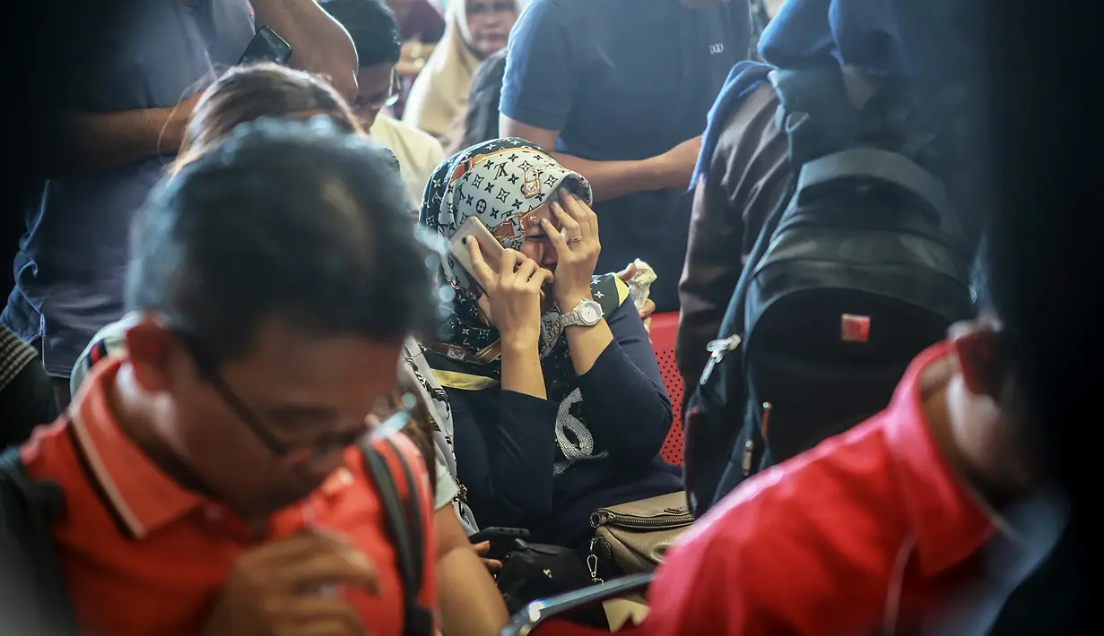 Kesedihan keluarga korban jatuhnya pesawat Lion Air JT-610 rute Jakarta-Pangkalpinang di Bandara Pangkalpinang, Bangka Belitung, Senin (29/10). Mereka menanti kabar kondisi anggota keluarganya dari pihak maskapai dan pemerintah. (HADI SUTRISNO/AFP)
