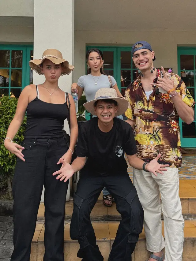 Potret Aisar Khaled Berfoto Bareng Jennifer Coppen (credit: instagram/aisar_khaledd).