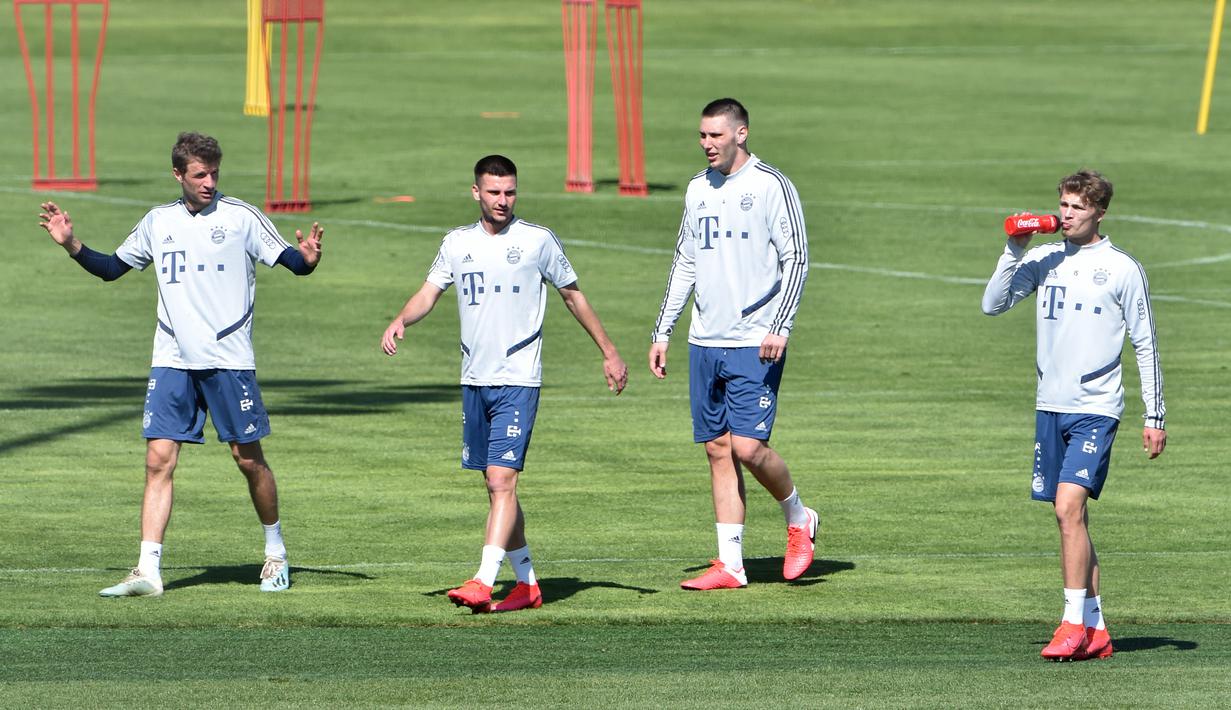 Pemain Bayern Munchen saat mengikuti sesi latihan di fasilitas pelatihan Bayern Munchen di Munich, Jerman, Kamis (16/4/2020) waktu setempat. Munchen menggelar latihan dengan cara para pemain ditempatkan dalam kelompok-kelompok kecil dan tetap mempertahankan jarak fisik. (AFP/Christof Stache)