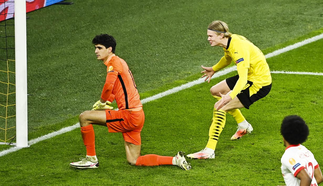 Namun usai berhasil membobol gawang Sevilla, Erling Haaland, gantian mengejek kiper Sevilla, Yassine Bounou.(Photo by Ina Fassbender / various sources / AFP)