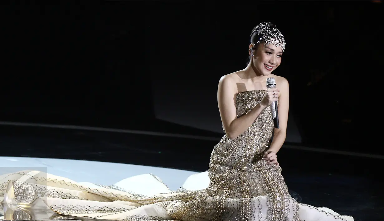 Penampilan Bunga Citra Lestari dalam konser tunggal perdana bertajuk "It's Me BCL" di Plenary Hall, JCC Senayan, Jakarta, Rabu (1/3). Sebanyak 27 lagu dibawakan oleh penyanyi yang akrab dipanggil BCL tersebut. (Liputan6.com/Herman Zakharia)