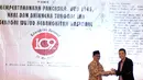 Perwakilan dari Ahmad Safii Maarif (kiri) menerima penghargaan Bhinneka Tunggal Ika Award 2017 di Jakarta, Senin (22/5). 12 tokoh nasional menerima penghargaan Bhinneka Tunggal Ika Award dari Lembaga Pemilih Indonesia. (Liputan6.com/Helmi Fithriansyah)